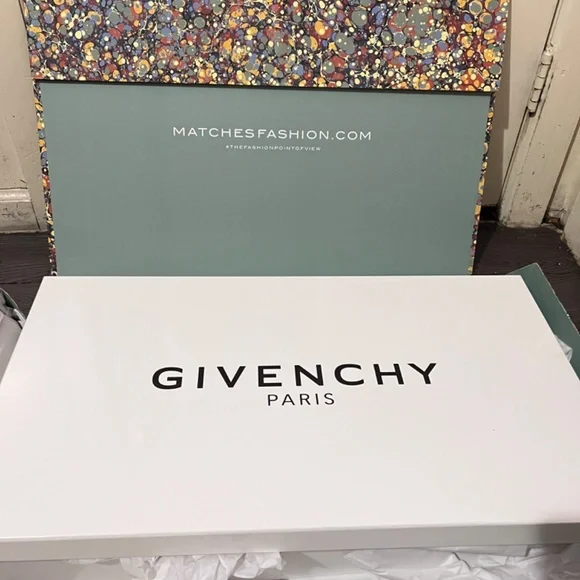 Givenchy - Picture 5 of 6